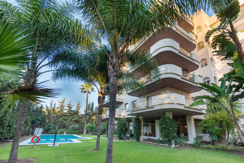 Apartamento en venta en Nueva Andalucia, Málaga