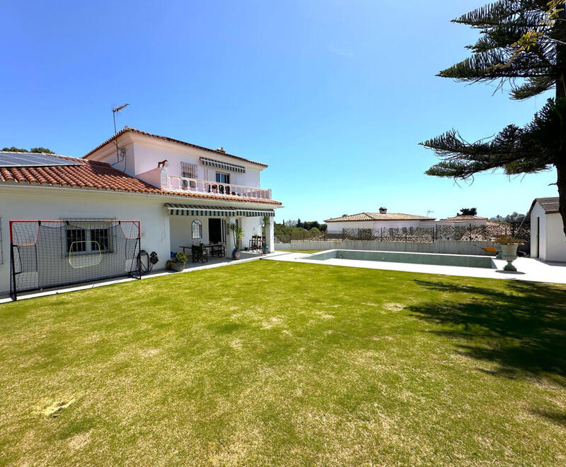 Villa for sale in Torreguadiaro, Cádiz