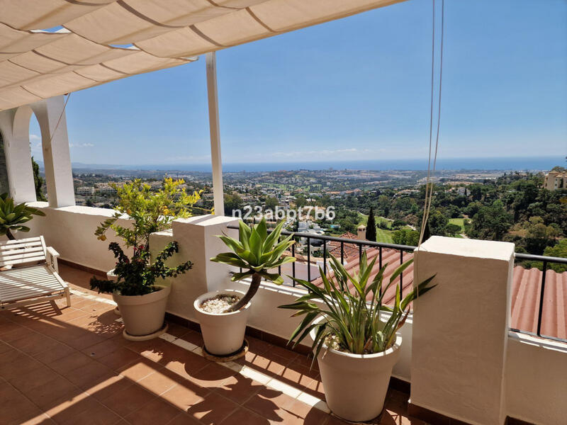 Apartment for sale in Benahavis, Málaga