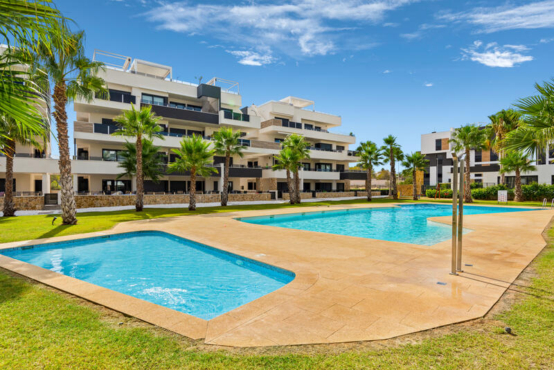 Apartamento en venta en Villamartin, Alicante