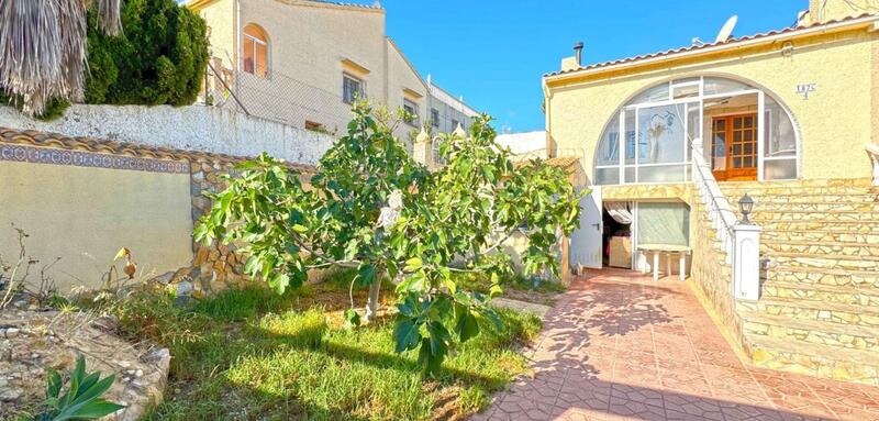 Villa en venta en Torrevieja, Alicante