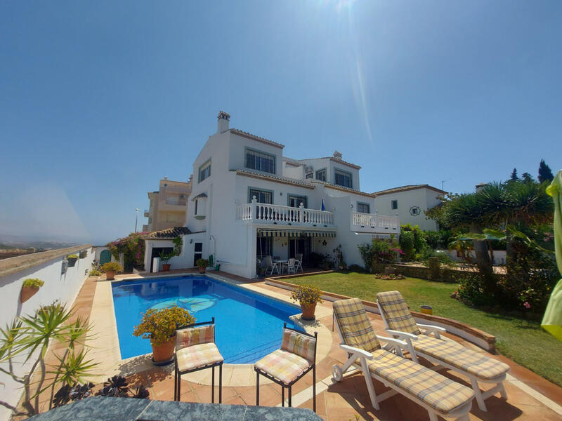 Villa for sale in La Duquesa, Málaga