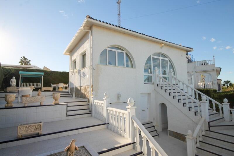 Villa en venta en Villamartin, Alicante