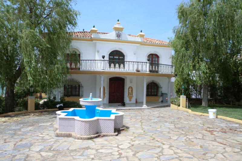 Villa for sale in Estepona, Málaga