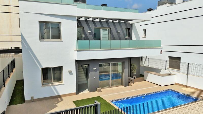 Villa till salu i Villamartin, Alicante