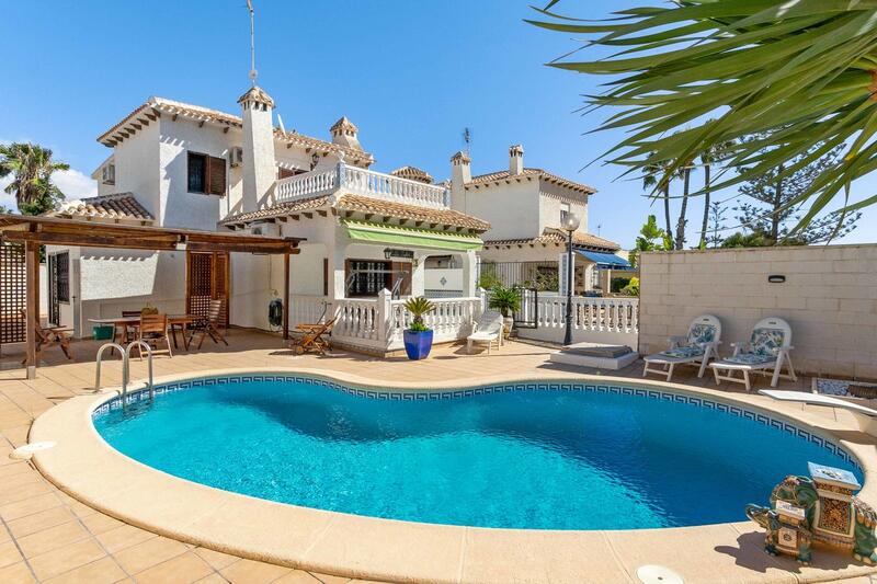 Villa til salgs i La Zenia, Alicante