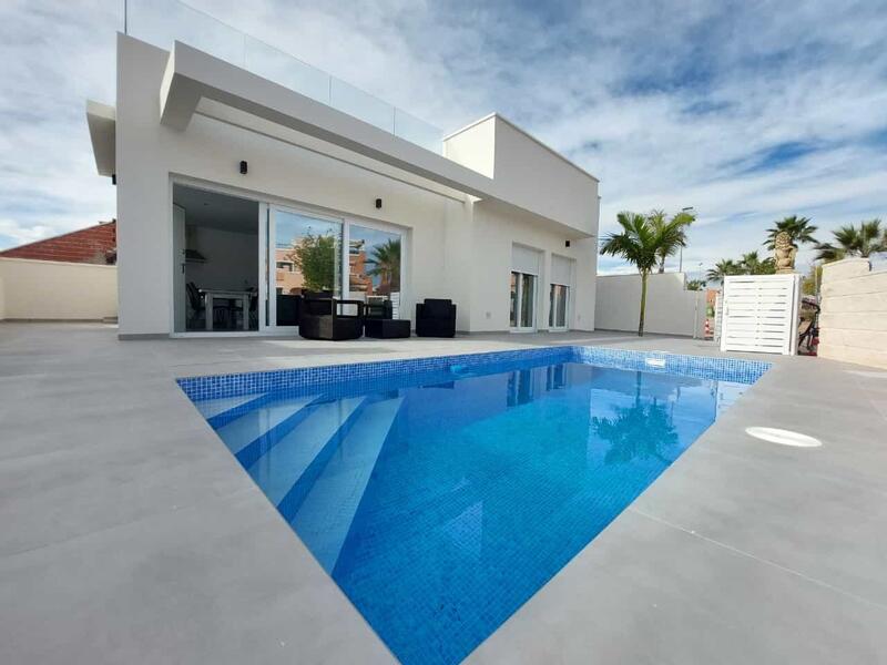 Villa en venta en Los Montesinos, Alicante