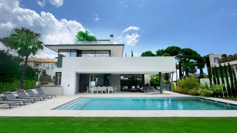 Villa for sale in Nagüeles, Málaga