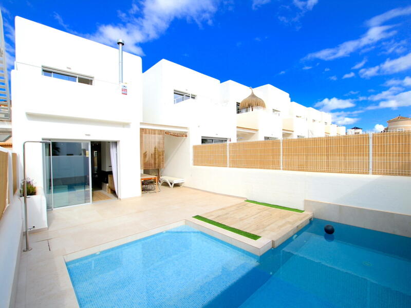 Villa til salgs i La Marina, Alicante