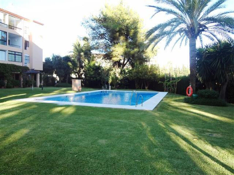 Apartamento en venta en Nueva Andalucia, Málaga