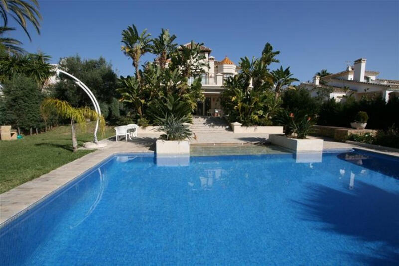 Villa for sale in Las Chapas, Málaga