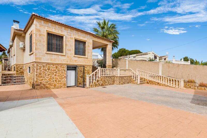 Villa til salg i Los Balcones, Alicante