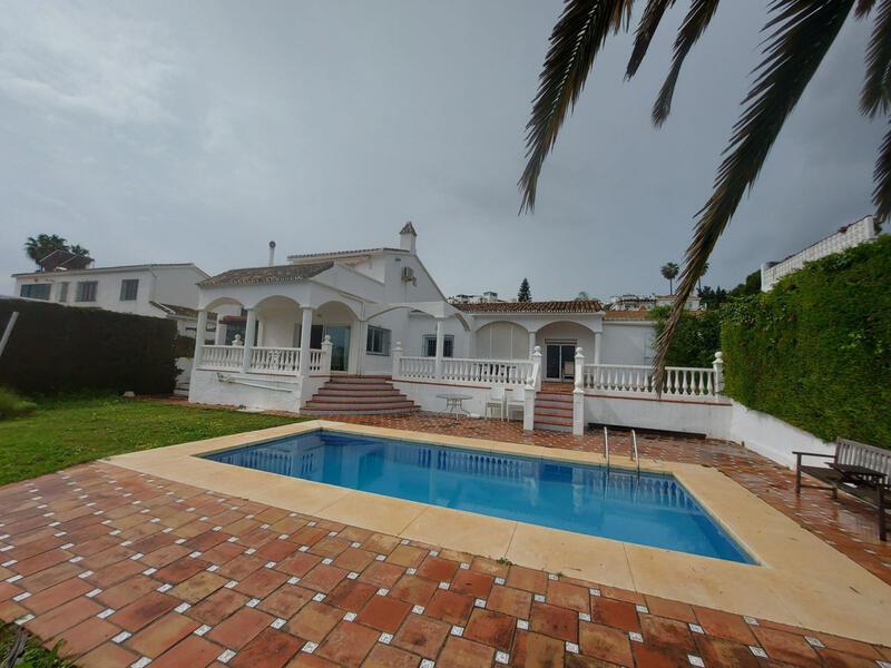 Villa for sale in La Duquesa, Málaga