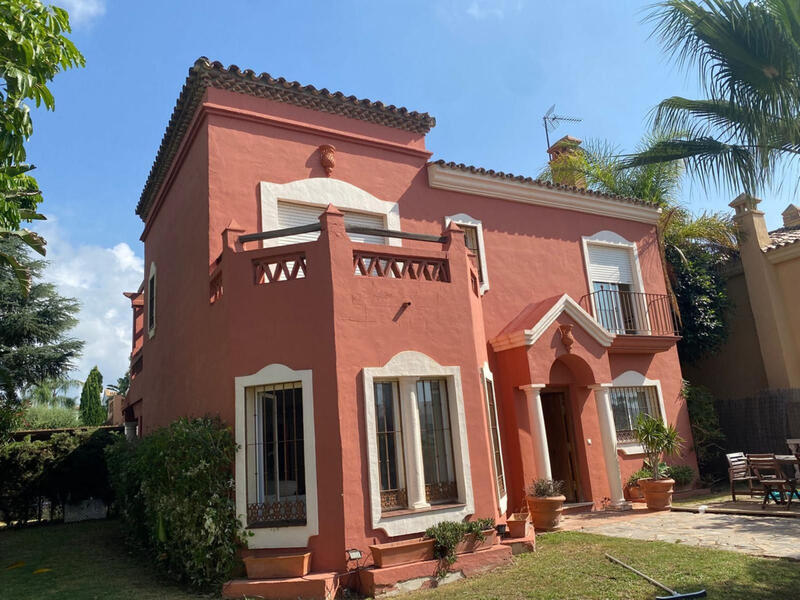 Villa en venta en Cancelada, Málaga