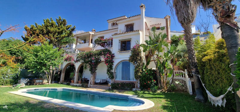 Villa for sale in Marbella del Este, Málaga