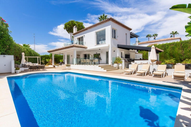 Villa en venta en Nueva Andalucia, Málaga