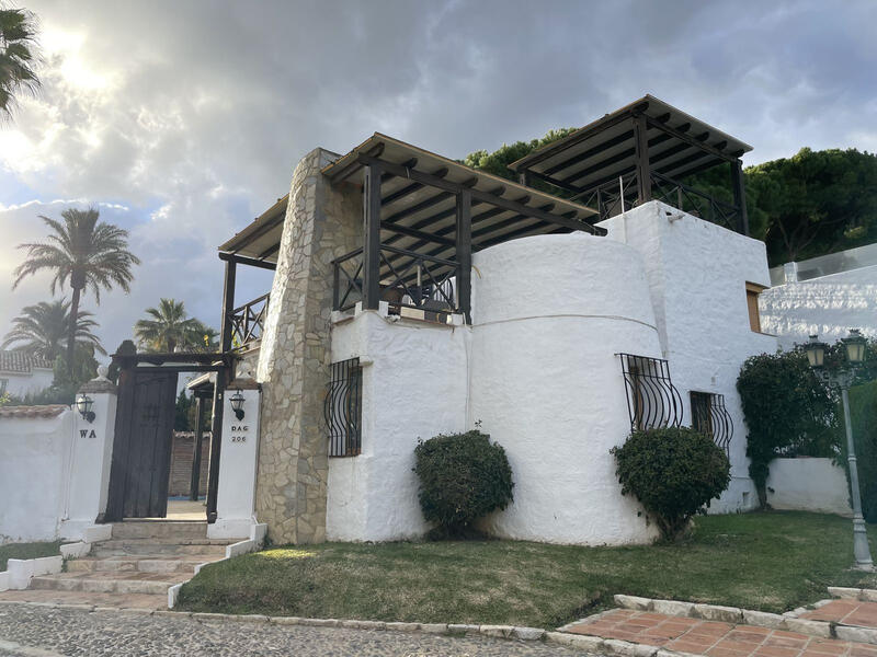 Villa til salg i Sierra Blanca, Málaga