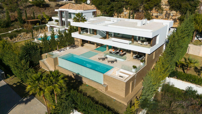 Villa for sale in Benahavis, Málaga