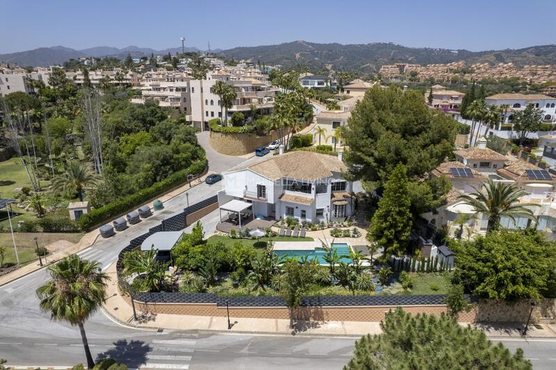 Villa zu verkaufen in Marbella del Este, Málaga