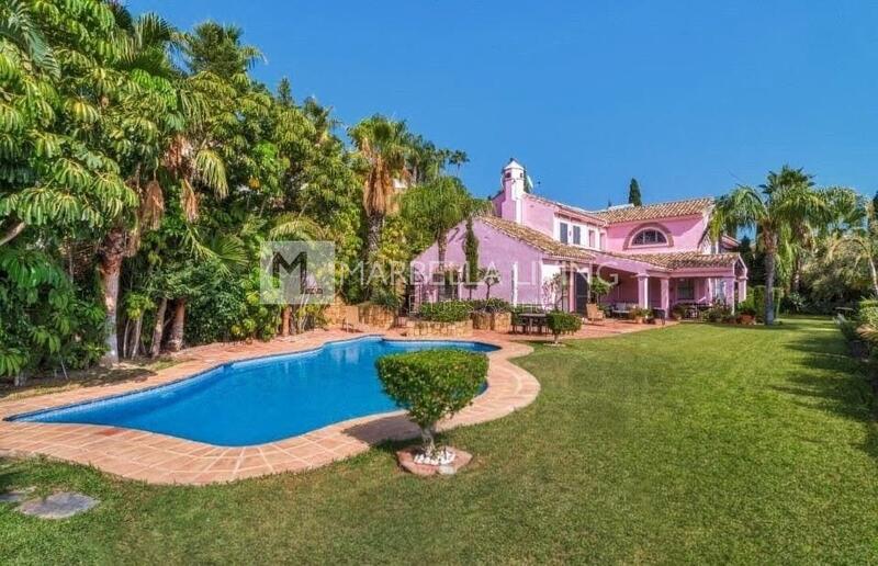 Villa for sale in Benahavis, Málaga