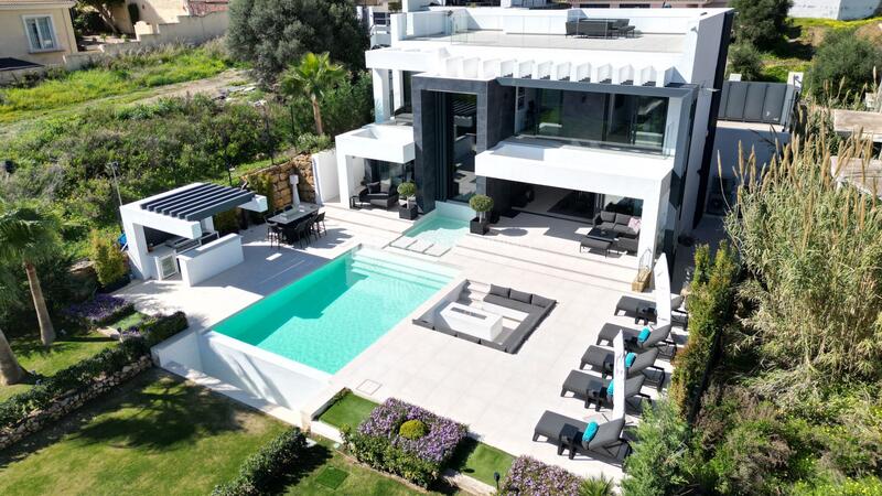 Villa for sale in Estepona, Málaga