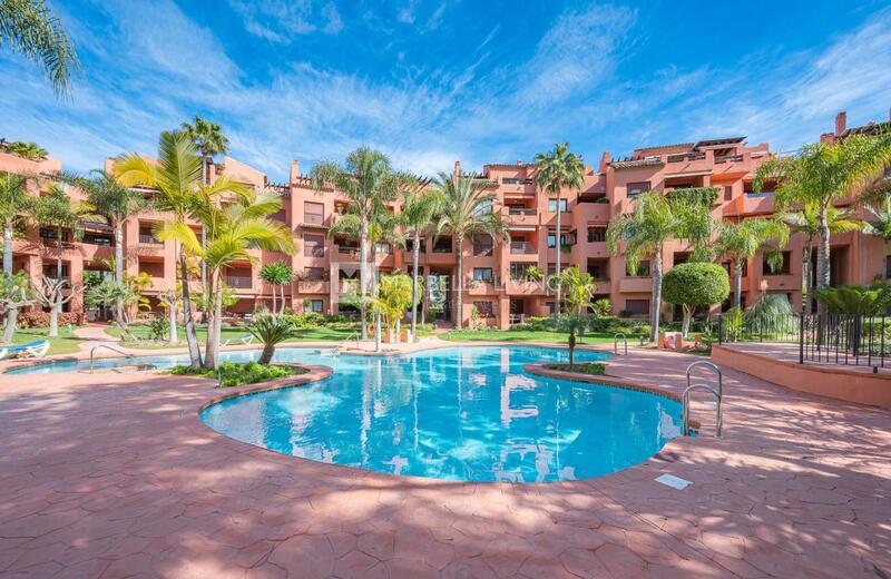 Duplex for sale in Marbella del Este, Málaga