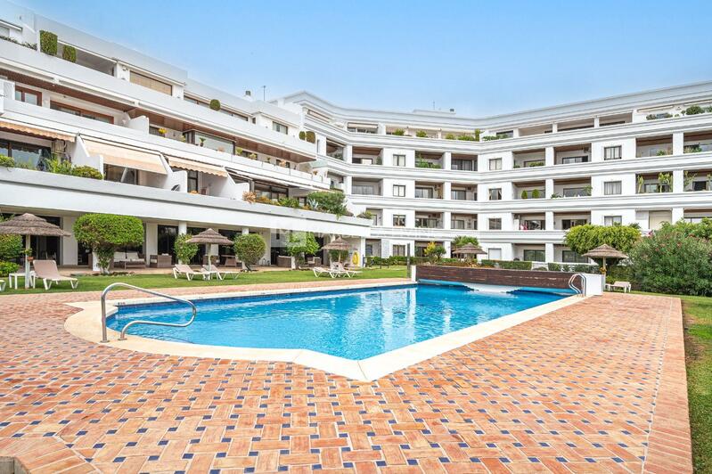 Apartamento en venta en Nueva Andalucia, Málaga