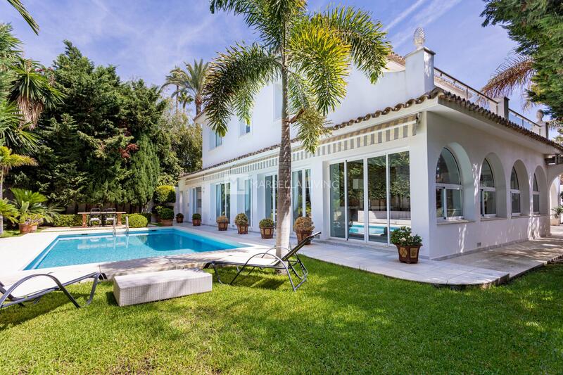 Villa for sale in Marbella del Este, Málaga