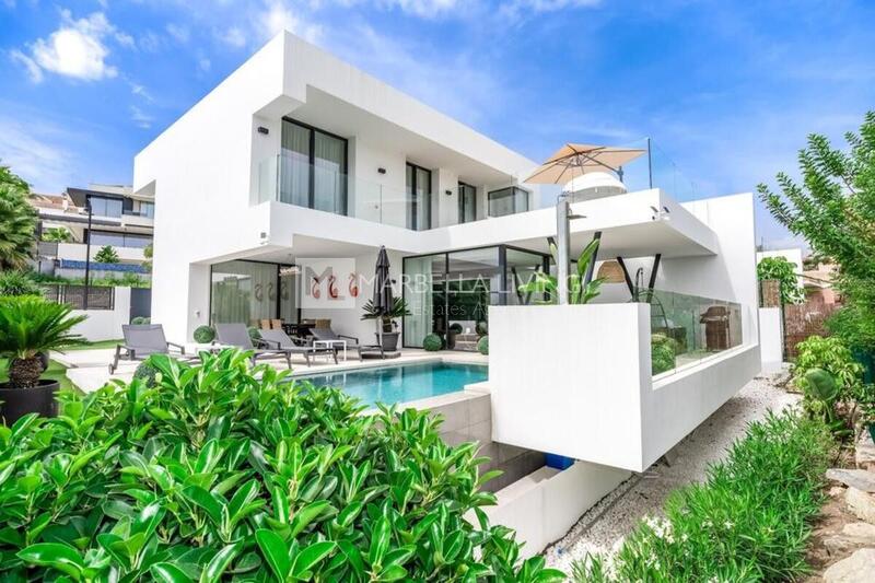 Villa for sale in Estepona, Málaga