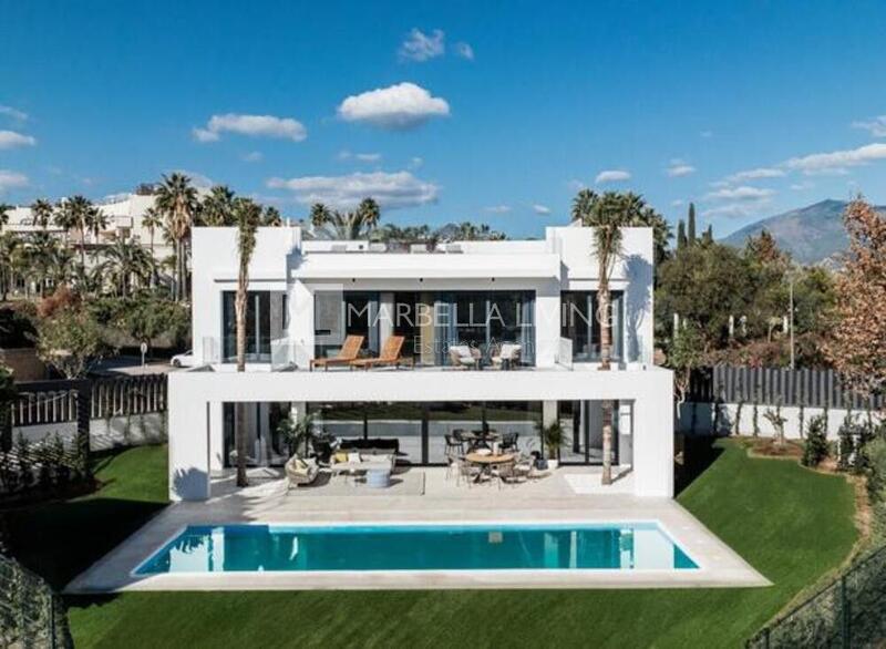 Villa for sale in Estepona, Málaga