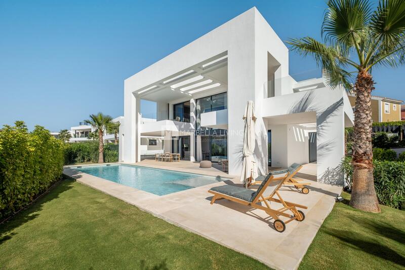 Villa for sale in Estepona, Málaga