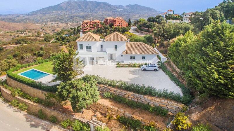 Cave House for sale in Marbella del Este, Málaga