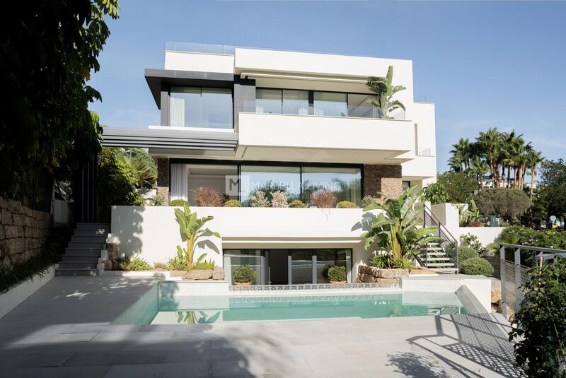 Villa for sale in Estepona, Málaga