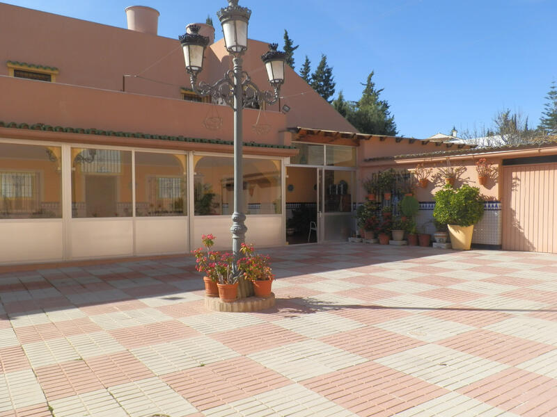 Commercieel vastgoed Te koop in Benahavis, Málaga