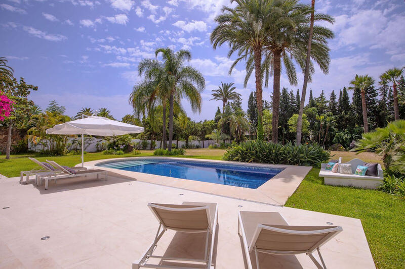 Villa for Short Term Rent in El Paraiso, Málaga