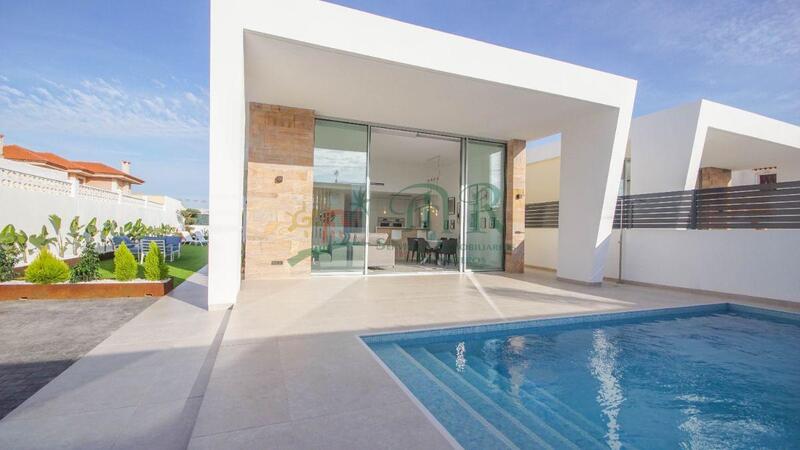 Villa en venta en Torrevieja, Alicante