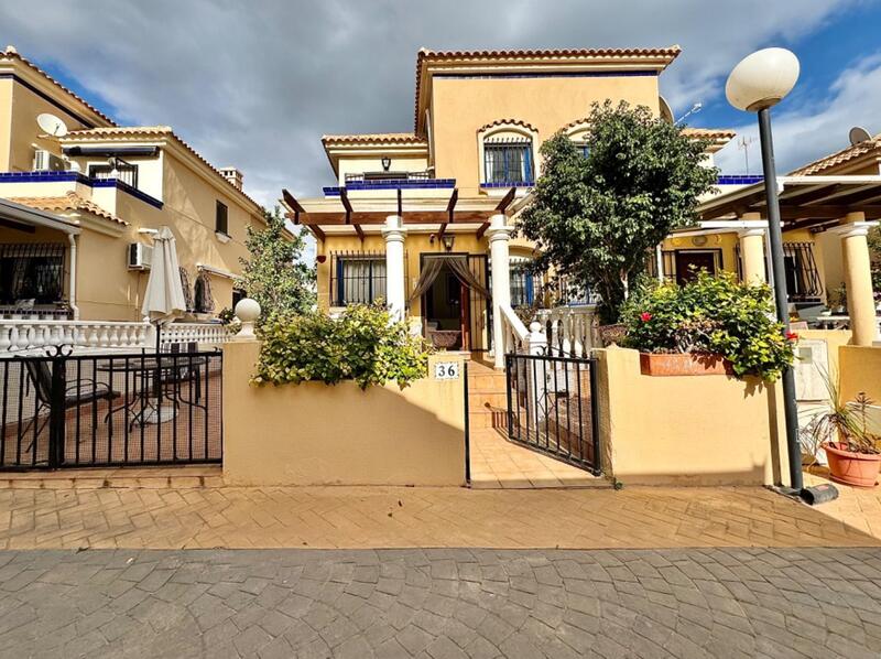 Villa til salgs i La Zenia, Alicante