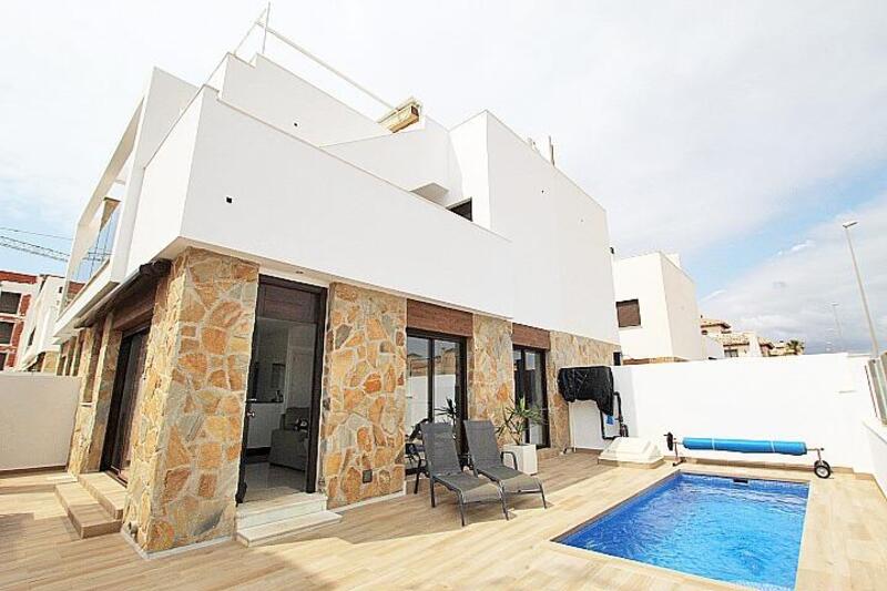 Villa en venta en Cabo Roig, Alicante