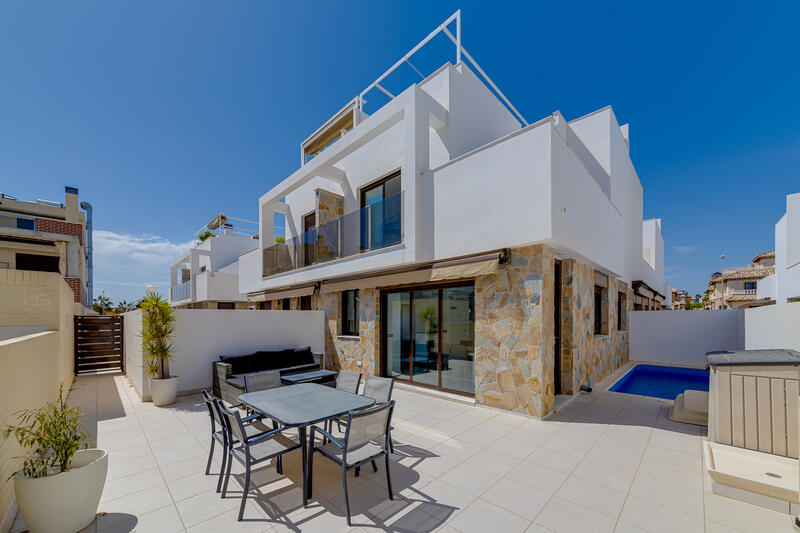 Villa en venta en La Zenia, Alicante