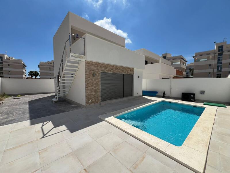 Villa en venta en La Zenia, Alicante