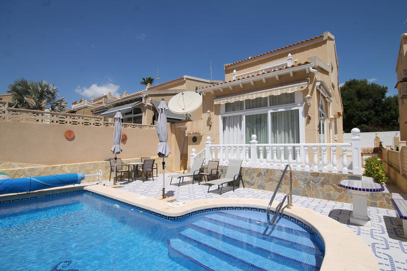 Villa til salg i Villamartin, Alicante