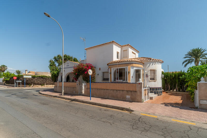 Villa til salgs i Playa Flamenca, Alicante