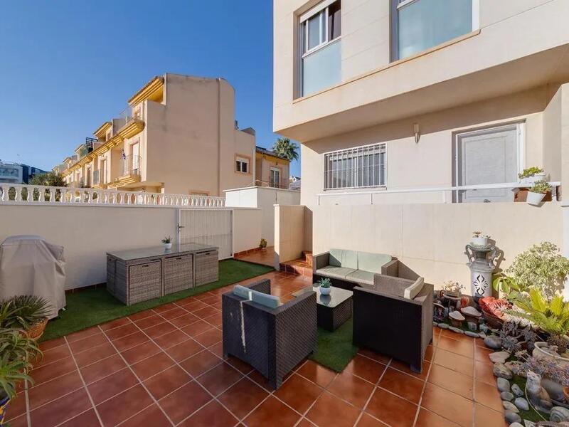 Villa en venta en La Zenia, Alicante