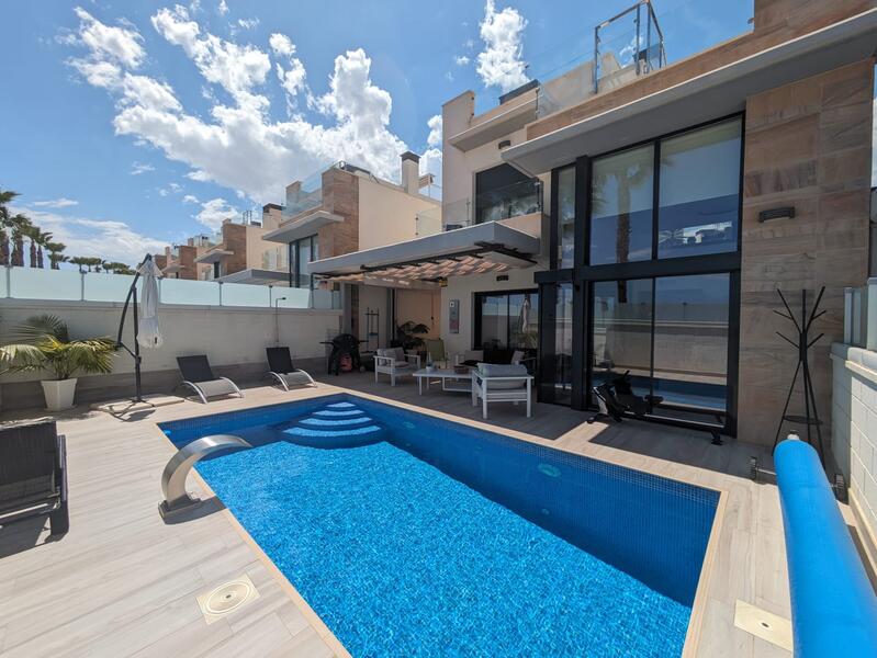 Villa til salg i Cabo Roig, Alicante