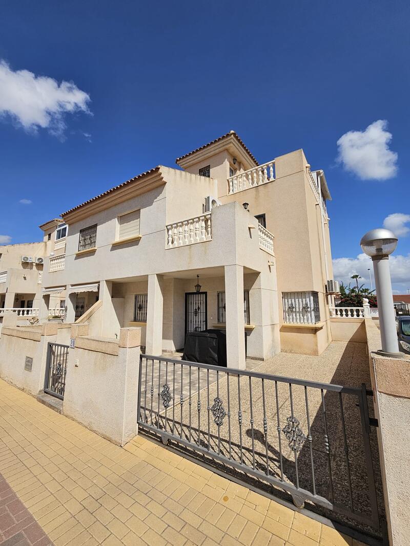 вилла продается в Torrevieja, Alicante