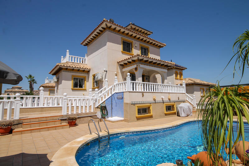 Villa en venta en Villamartin, Alicante