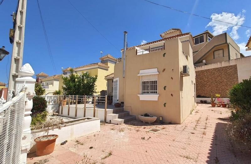 Villa till salu i Villamartin, Alicante