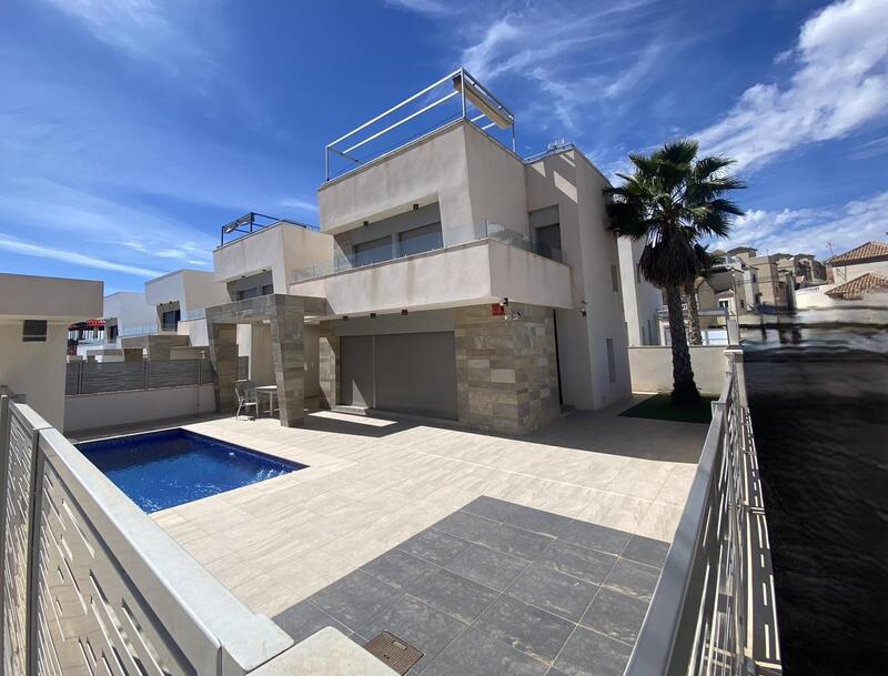 Villa till salu i Villamartin, Alicante