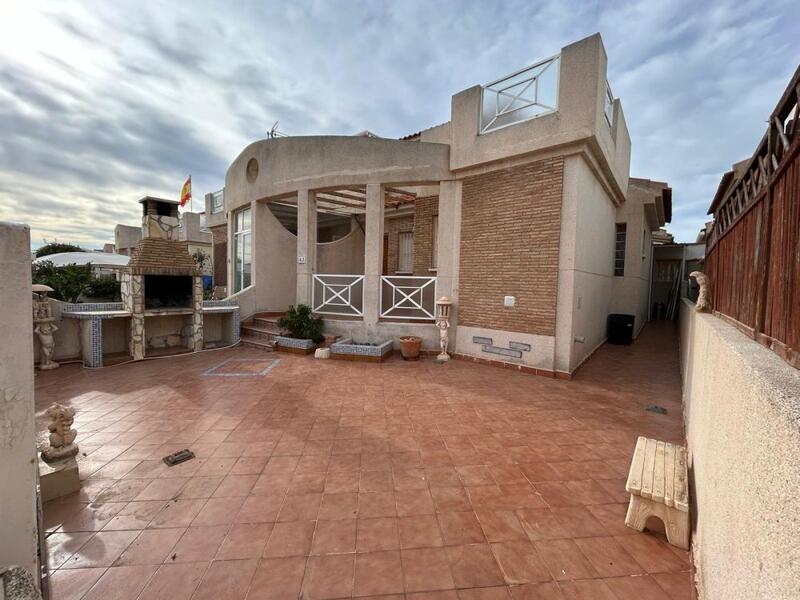 Villa en venta en La Zenia, Alicante