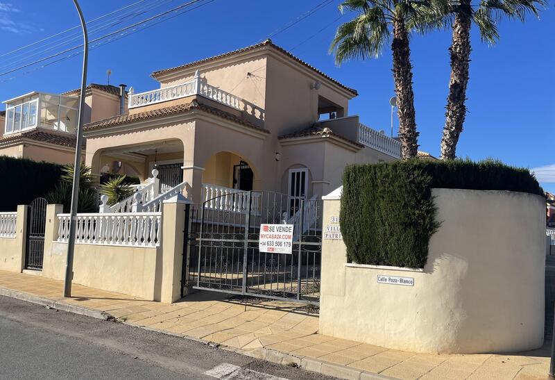 Villa Te koop in Villamartin, Alicante